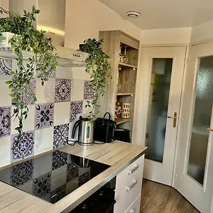 https://le-petit-prince-jolie-maisonnette-avec-terrasse.hotels-rhonealpes.com